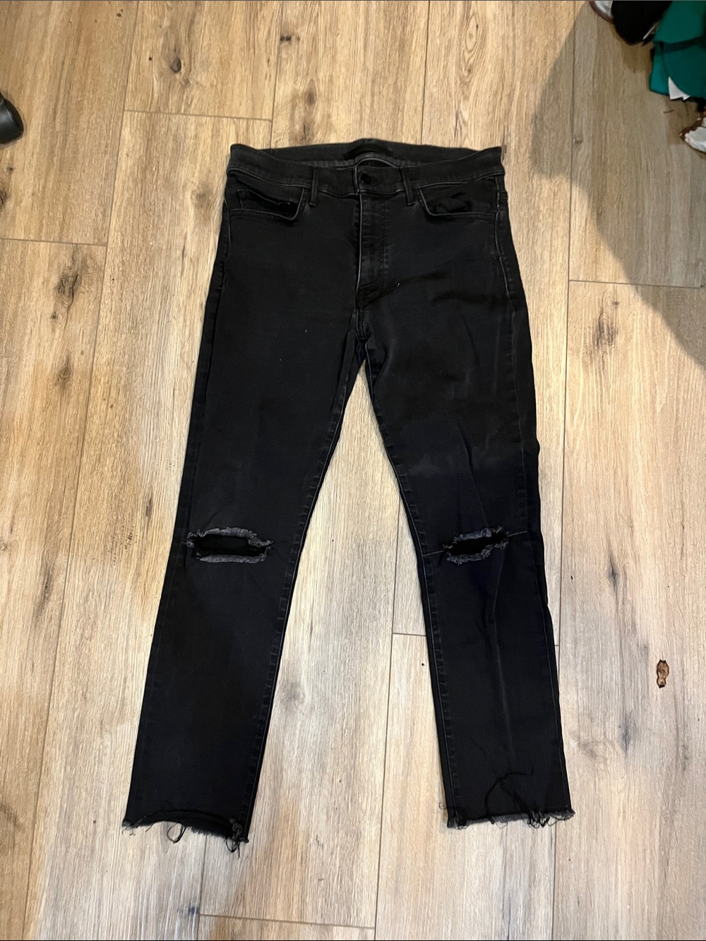 Joe’s Jeans kinetic The Dean black holes in knees slim and tapered